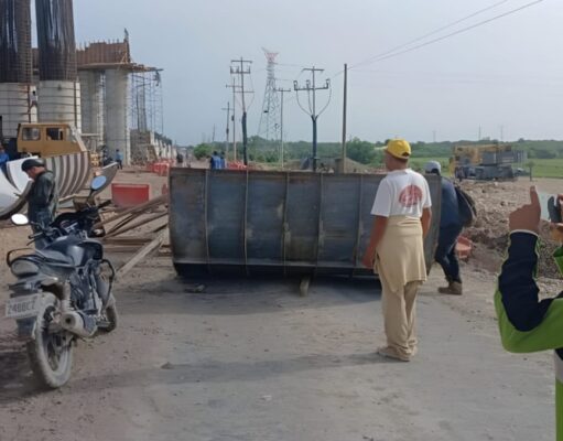 Bloquean trabajadores del Tren Maya carretera por falta de pagos salariales