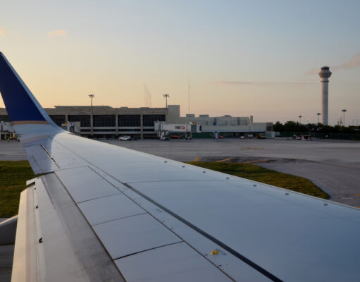 Aumentan vuelos cancelados y demoras en Aeropuerto de Cancún por fallas en programa de seguridad de CrowdStrike