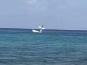 VIDEO | Cae avioneta al mar de Cozumel: piloto venía solo y no sufrió daños físicos