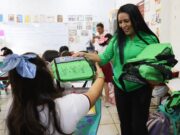 Entrega Blanca Merari loncheras y termos en escuelas de educación básica de Puerto Morelos