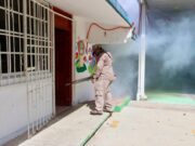 Fumigan escuelas en Puerto Morelos previo al inicio de clases