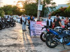 Llevan motociclistas de Cancún protesta contra obligación de usar casco y chalecos a donde estaban diputados locales