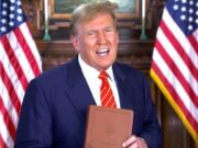 Vende Trump en mil dólares biblias con su firma