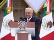 A mano alzada AMLO consultó reforma judicial y su deja gobierno en alta aprobación