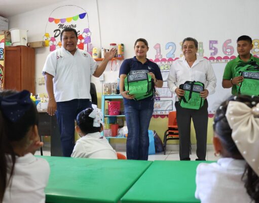 Entrega gobierno de Puerto Morelos kits de loncheras y termos a niños de Leona Vicario