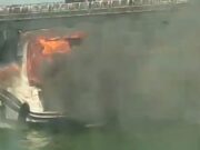 Se incendia una embarcación en puente Calinda, en la zona hotelera de Cancún
