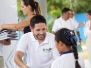 Entrega Renán Sánchez más de 30 mil paquetes de libretas a estudiantes en tres años