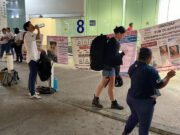 Bloquean Madres Buscadoras aeropuerto de Cancún por represión y falta de resultados en un caso de 7 años