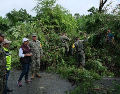 Mara Lezama sigue recorriendo calles y colonias de Chetumal, supervisando el restablecimiento de servicios
