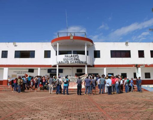 Busca Nivardo Mena tapar hoyos financieros con préstamo de 5mdp
