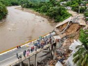 John castiga 143 carreteras y 15 mil casas en Guerrero; Helene mata a 130 en EU