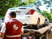 Asegura Imoveqroo taxi que circuló con un hombre en el cofre; cancelarán licencia y concesión