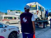 Sanciona Imoveqroo a conductor de combi por cargar gasolina con pasajeros abordo