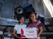 Felicita Mara Lezama a la estudiante Lucía Berenice Noh Cohuó, primer lugar en XV Olimpiada Nacional de Astronomía