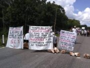 Bloquean ejidatarios de Tihosuco accesos a su comunidad por falta de pagos en su indemnización
