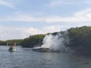 Se incendia una embarcación en laguna Nichupté de Cancún