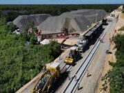 Realizan volqueteros bloqueo carretero por faltas de pago por trabajos del Tren Maya