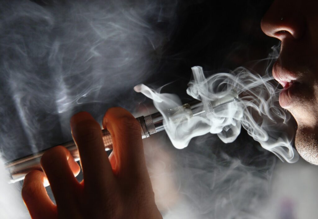 Aprueban senadores prohibir uso de vapeadores; pasa ahora el tema a legislaturas estatales
