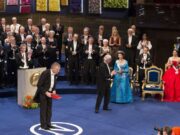 Reciben premios Nobel 10 hombres y una mujer