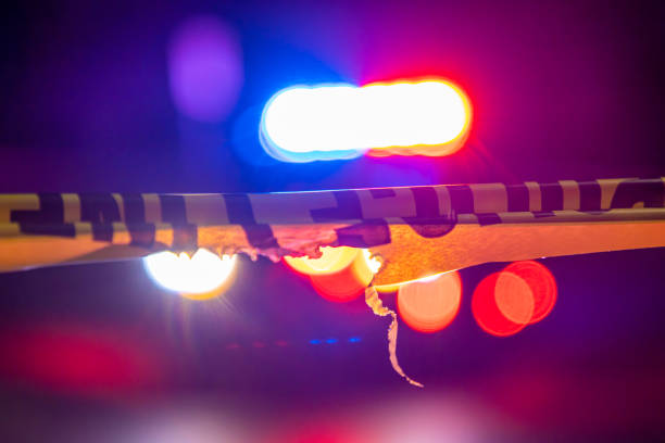 luces-policiales-genéricas-y-cinta-de-la-escena-del-crimen
