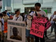 Marchan en Cancún para protestar contra presuntas omisiones de personal del ISSSTE en el deceso de Emiliano, de 2 años