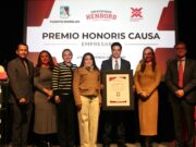 Entrega Blanca Merari reconocimiento Honoris Causa Empresarial 2025 de la Universidad Henbord