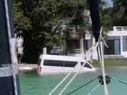 Cae van al interior de las aguas de la laguna de Bacalar