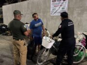 Detienen Patrullas Verdes a 2 hombres por arrojar desechos a la vía pública el fin de semana