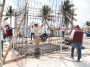 Retiran estructura publicitaria en un estacionamiento sin permiso en Cancún