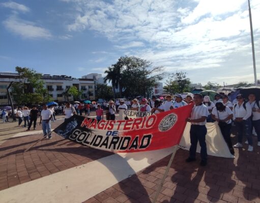 Realizan marcha estatal de maestros en Playa del Carmen