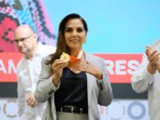 Por su compromiso social, Universidad Anáhuac otorgó a Mara Lezama la medalla liderazgo en su 25 aniversario