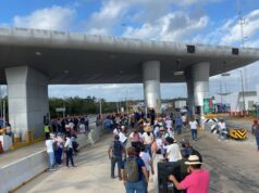 Se manifiestan maestros en caseta de cobro Cancún-Mérida