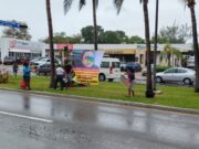 Llevan mantas para exponer a presuntos jueces omisos a la zona hotelera de Cancún
