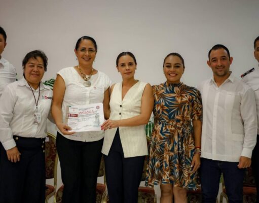 Entrega Ana Paty Peralta 79 credenciales y certificados a emprendedores y artesanos