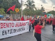 Cierran maestros de Cancún jornada de protesta con marcha