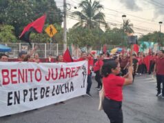 Cierran maestros de Cancún jornada de protesta con marcha