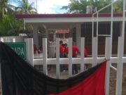 Maestros en Cancún realizan paro y colocan banderas negras