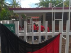 Maestros en Cancún realizan paro y colocan banderas negras