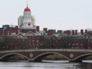 Gobierno de Trump prohíbe a la Universidad de Harvard inscribir a estudiantes extranjeros
