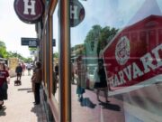Impone Trump prohibición a extranjeros en Harvard