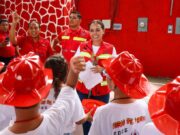 Comparte Ana Paty Peralta con niñas y niños del curso de Verano de Bomberos