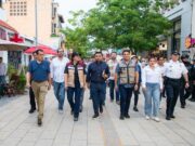 Encabeza Estefanía Mercado recorrido con gabinete en la Quinta Avenida de Playa del Carmen para ordenar y atender problemáticas