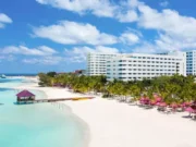 Reconocen hoteleros ocupación del 75% en arranque de vacaciones de verano