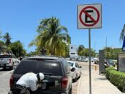 Multan autoridades de BJ a 67 vehículos mal estacionados en el boulevard Kukulcán