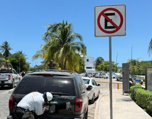 Multan autoridades de BJ a 67 vehículos mal estacionados en el boulevard Kukulcán