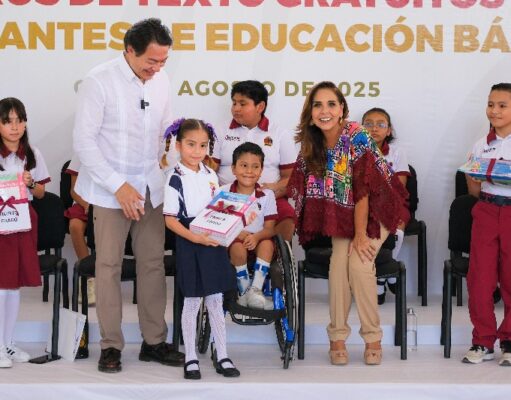 Entregan Mara Lezama y Mario Delgado 2 millones 178 mil 277 libros de texto gratuitos para estudiantes de Quintana Roo