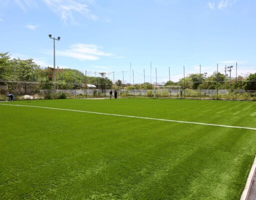 Transforma Ana Paty Peralta cancha de pasto sintético en la SM 21