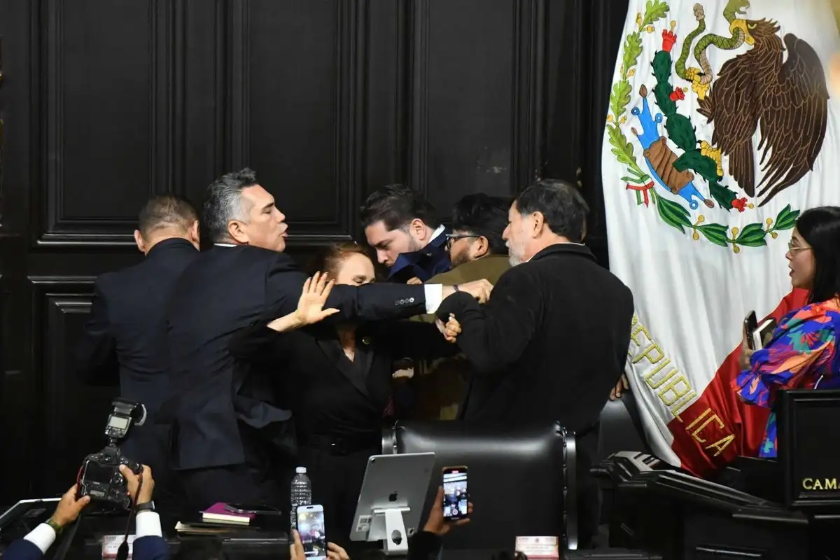 se-agarran-a-golpes-alito-moreno-y-fernandez-norona-en-el-senado_18e965da-f374-4e30-b63e-1dda7843336d_media