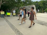 Manifiestan turistas su inconformidad por cobros para entrar al Parque del Jaguar, en Tulum