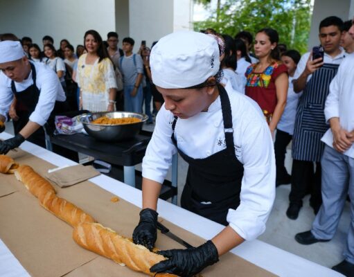 Elaboran en Cancún la torta de cochinita más larga, en busca de récord Guinness